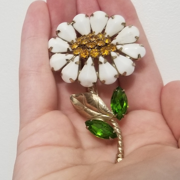 Vtg unsigned milk glass & rhinestone daisy brooch, should be Weiss - Picture 11 of 13